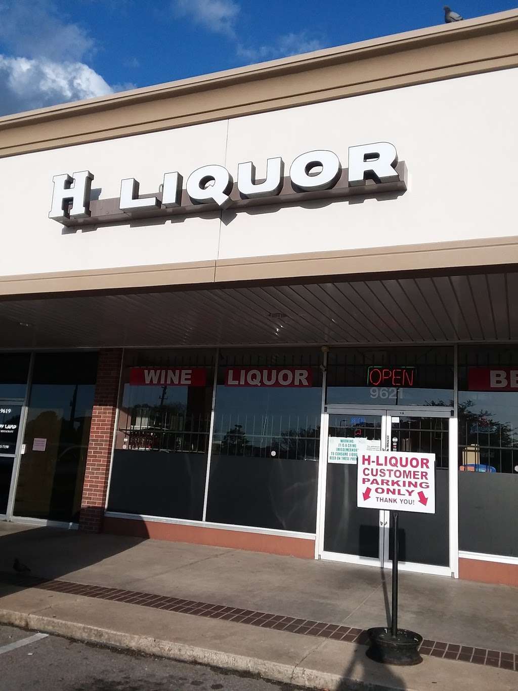 H Liquor | 9621 Hillcroft St, Houston, TX 77096, USA | Phone: (713) 774-6606