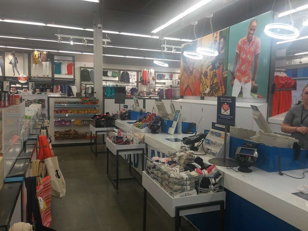 Old Navy | 3060 Center Valley Pkwy, Center Valley, PA 18034, USA | Phone: (610) 791-1646