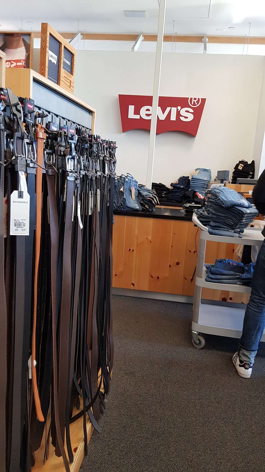 Levis Outlet Store at Outlet Marketplace | 5221 International Dr Suite D3, Orlando, FL 32819, USA | Phone: (407) 351-7721