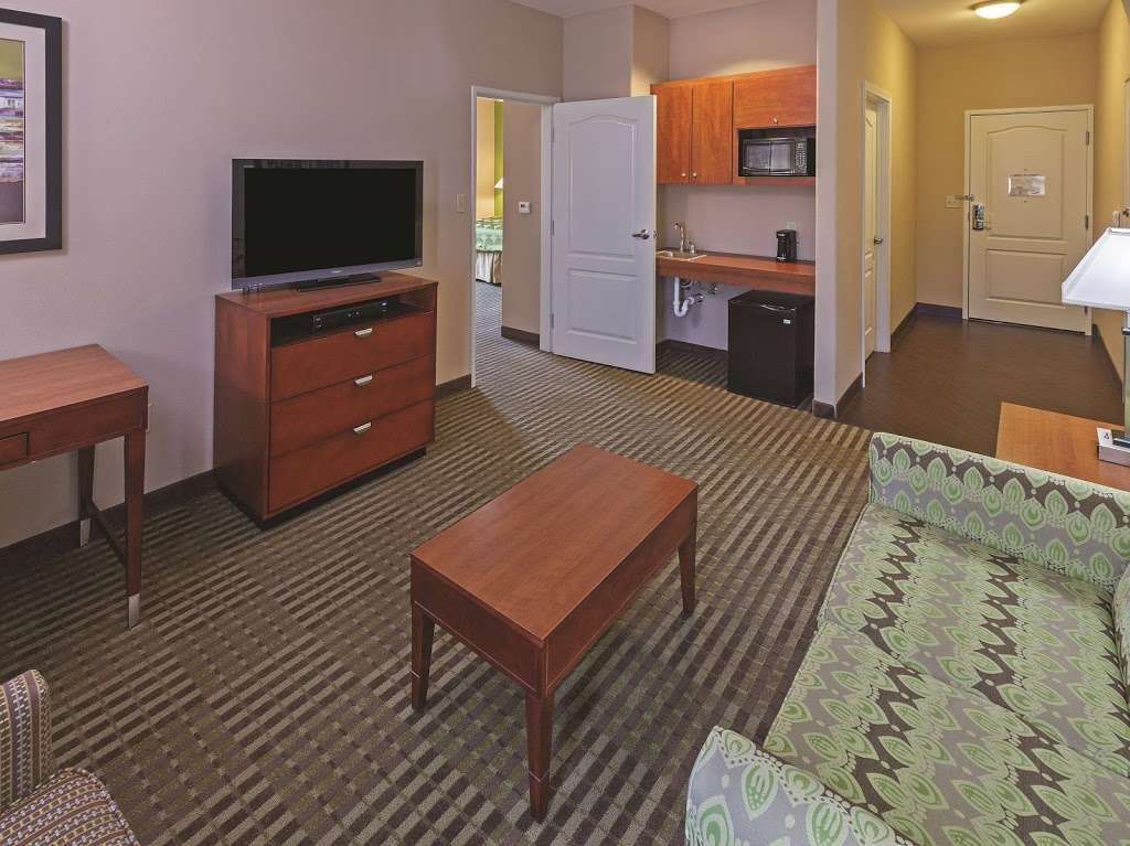 La Quinta Inn & Suites by Wyndham Cleveland TX | 1004 Hwy 59 South, Cleveland, TX 77327, USA | Phone: (281) 806-3007