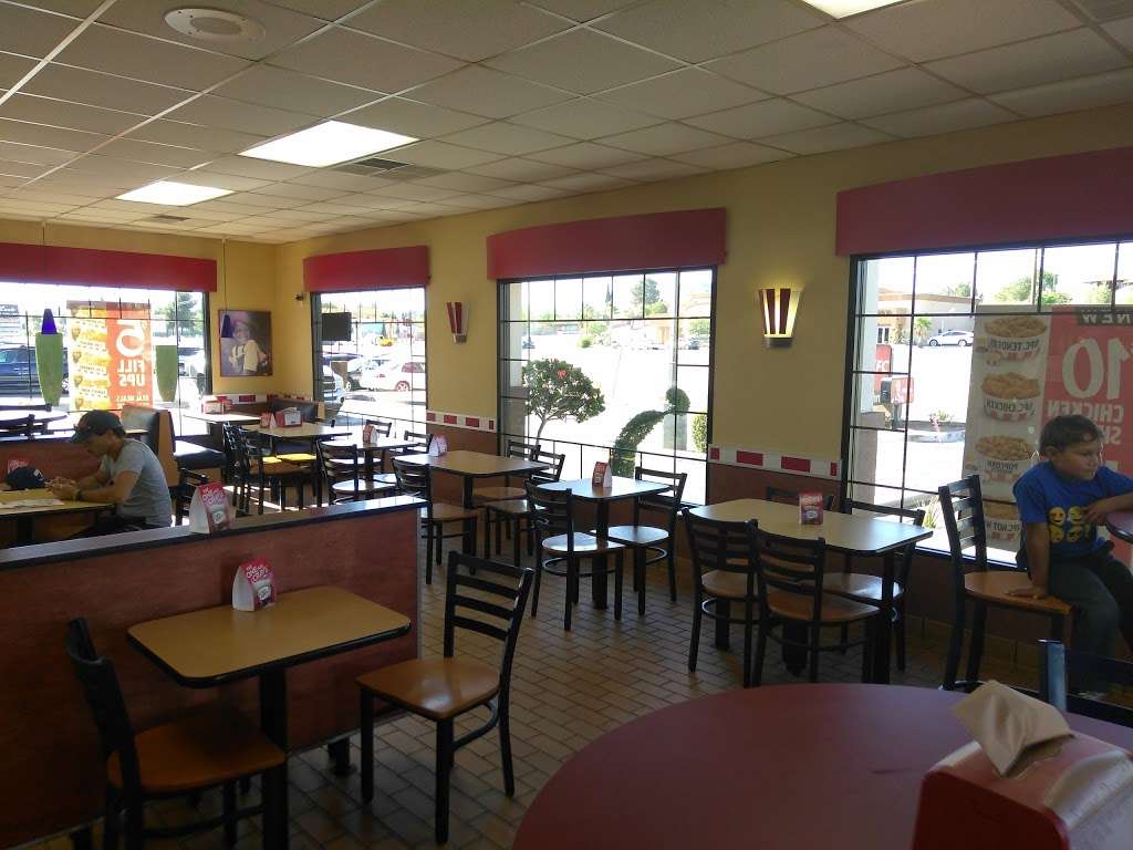 KFC | 18447 CA-18, Apple Valley, CA 92307, USA | Phone: (760) 242-2351