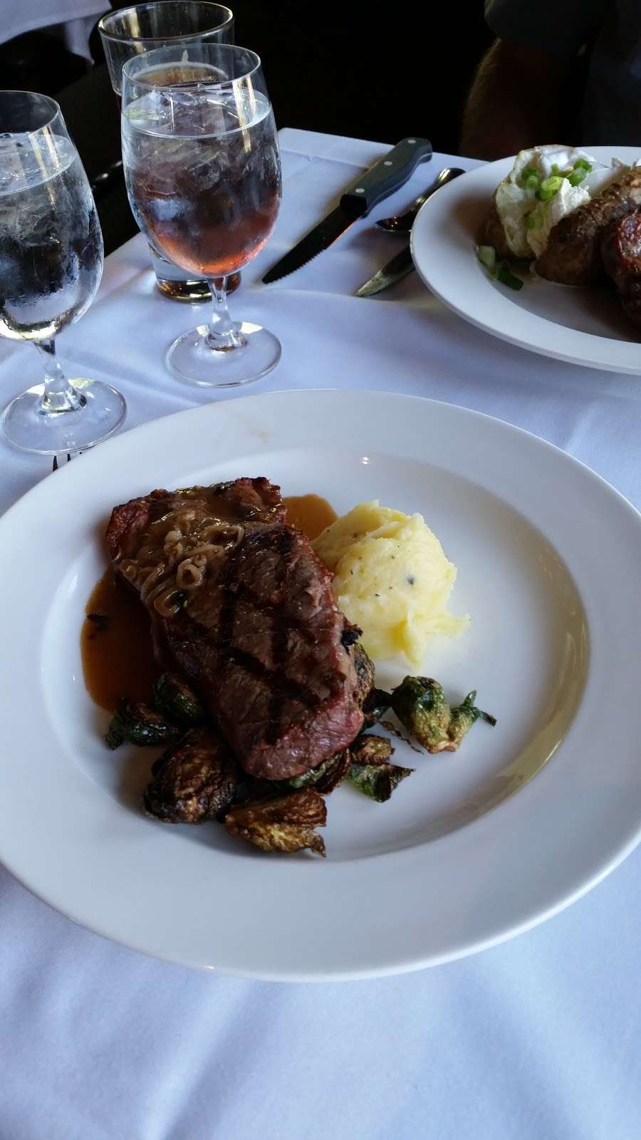 The Oaks Restaurant | 29500 N Lower Valley Rd, Tehachapi, CA 93561, USA | Phone: (661) 821-5521