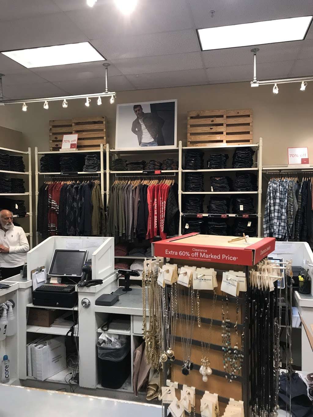 Lucky Brand | 950 Camarillo Center Dr Suite 996, Camarillo, CA 93010, USA | Phone: (805) 384-1381