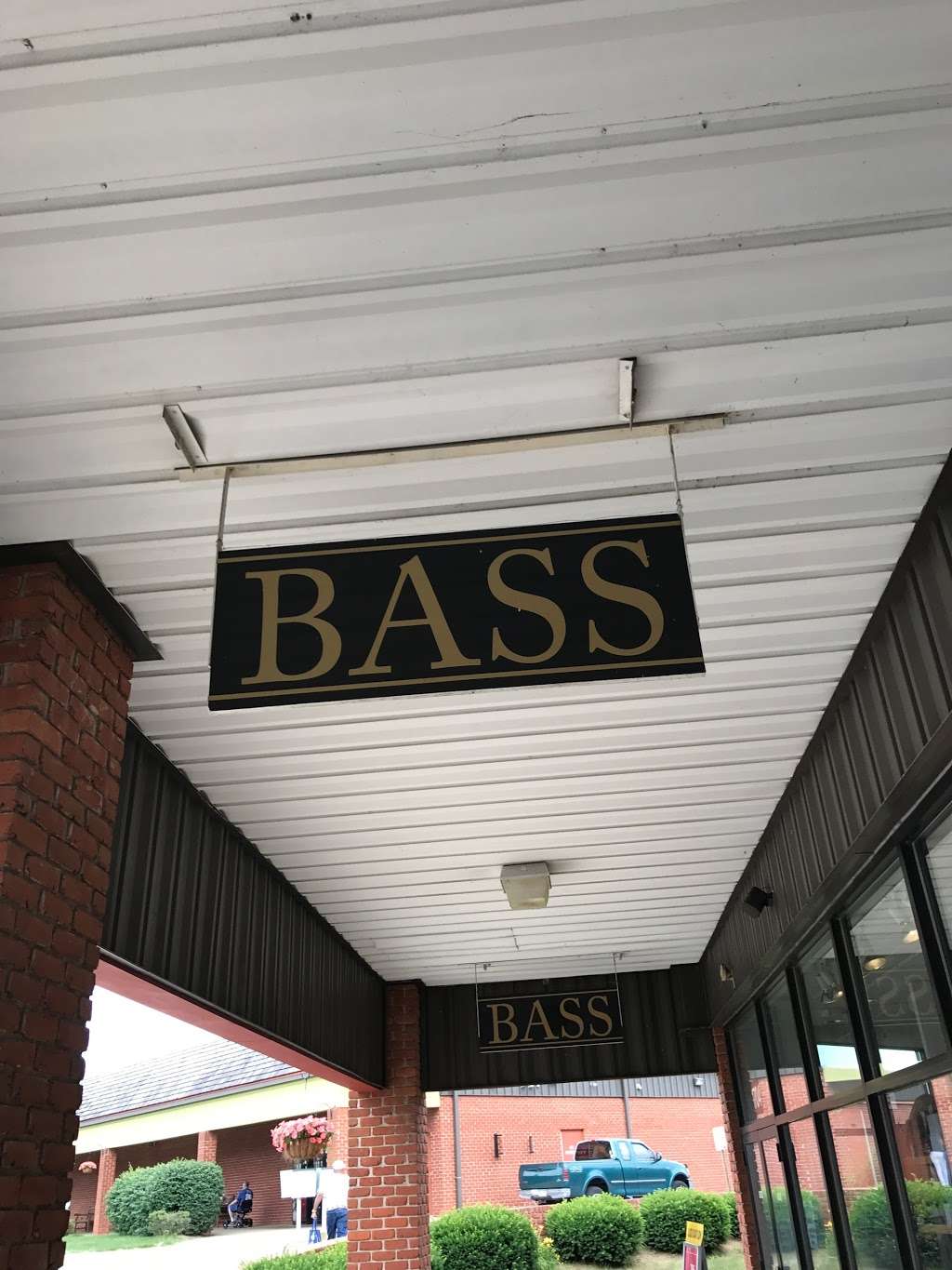 Bass Factory Outlet, 35 S Willowdale Dr 