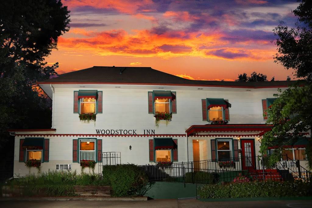 Woodstock Inn Bed & Breakfast | 1212 W Lexington Ave, Independence, MO 64050 | Phone: (816) 886-5656