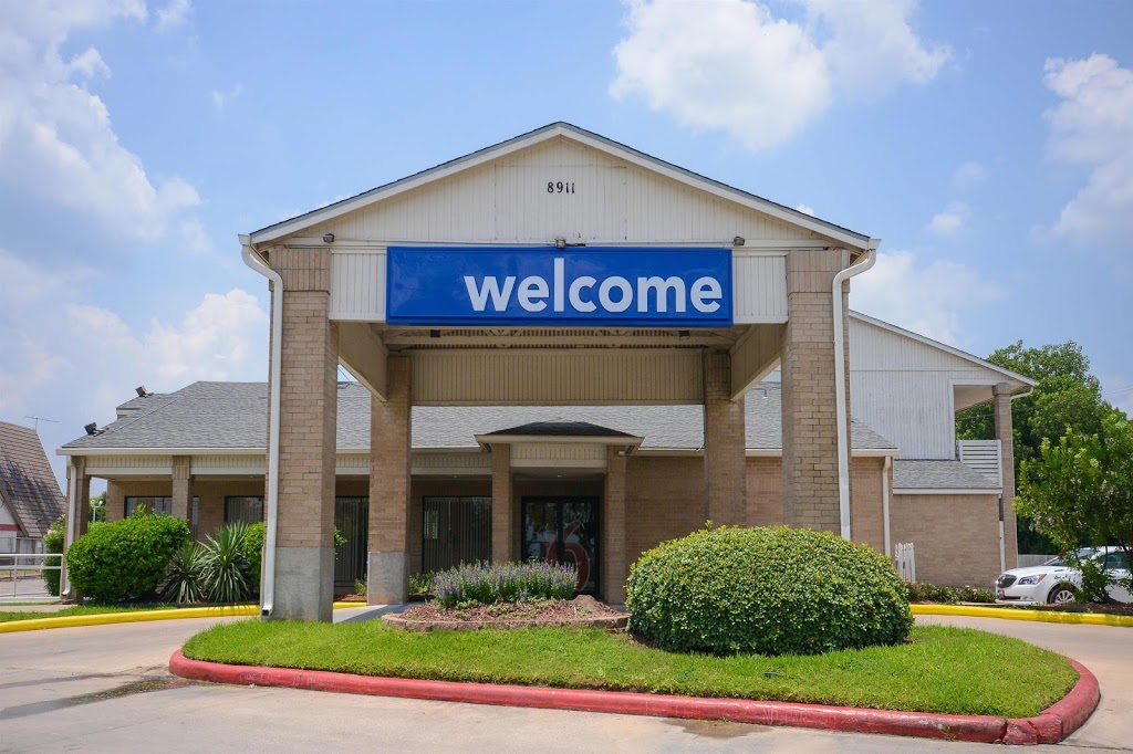 Motel 6 Houston - Baytown East | 8911 TX-146, Baytown, TX 77523, USA | Phone: (281) 691-6650