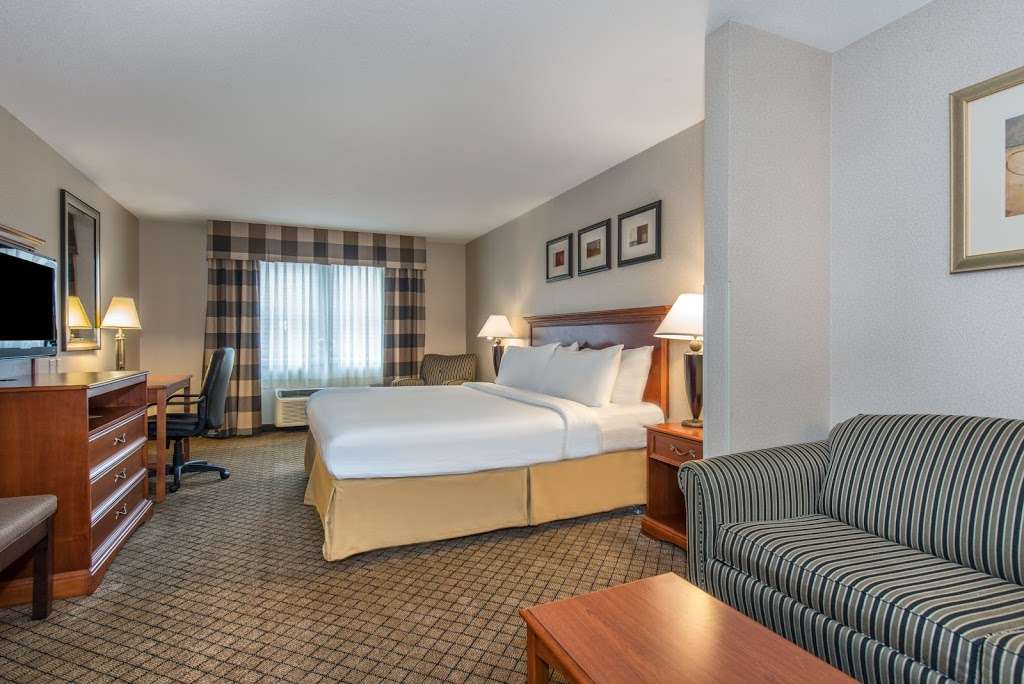 Holiday Inn Express & Suites Hampton South-Seabrook | 11 Rocks Rd, Seabrook, NH 03874, USA | Phone: (603) 474-1150