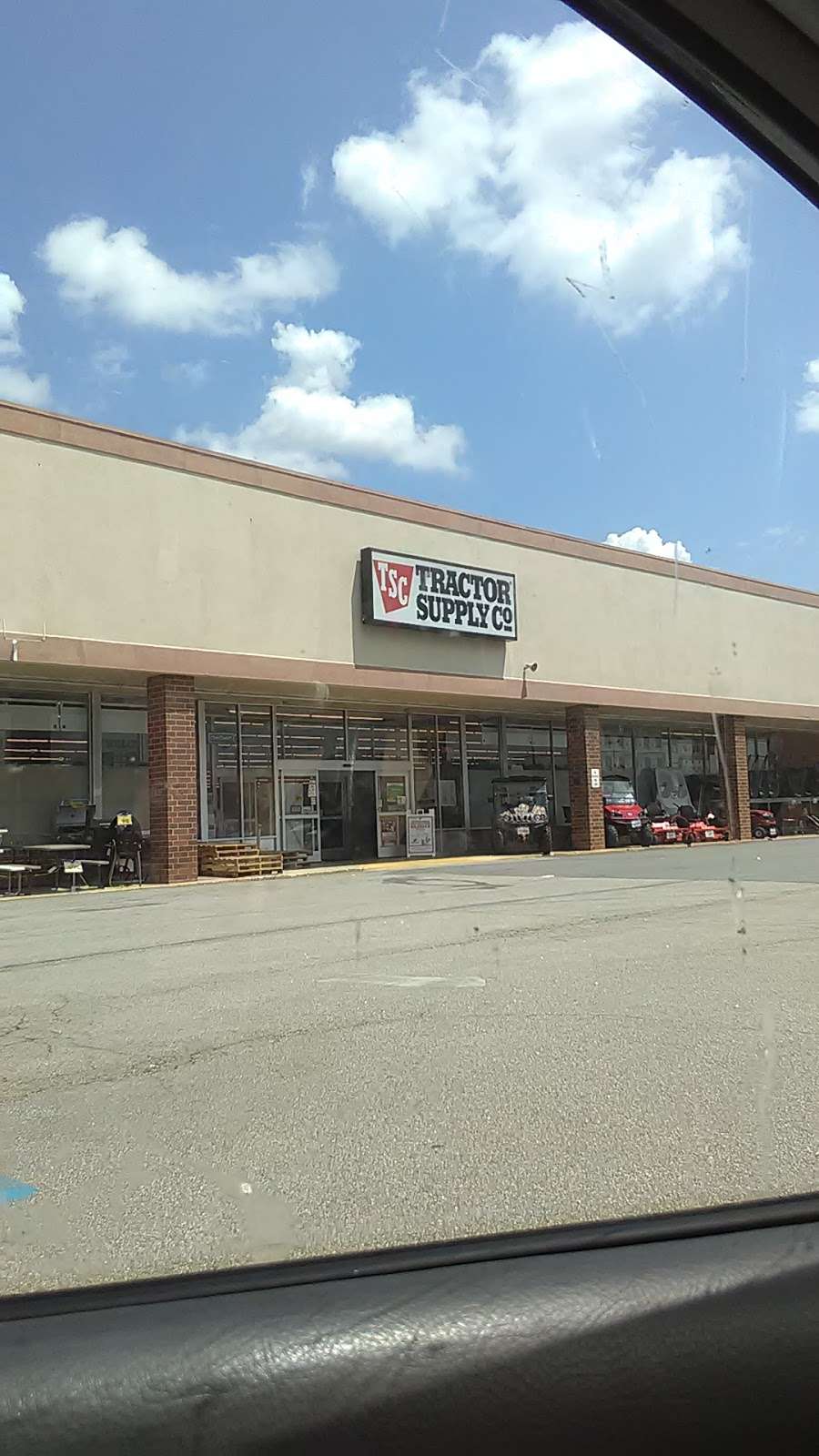 Tractor Supply Co. | 593 Lancaster Bypass E, Lancaster, SC 29720 | Phone: (803) 285-5145