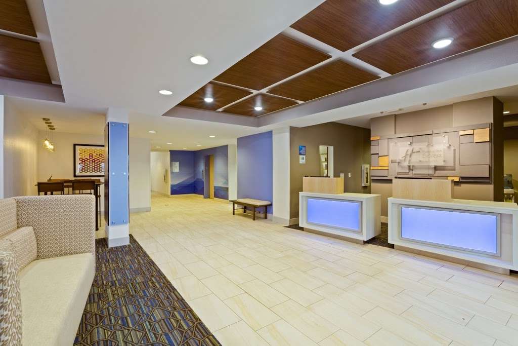 Holiday Inn Express & Suites Tavares - Leesburg | 3601 W Burleigh Blvd, Tavares, FL 32778, USA | Phone: (352) 742-1600