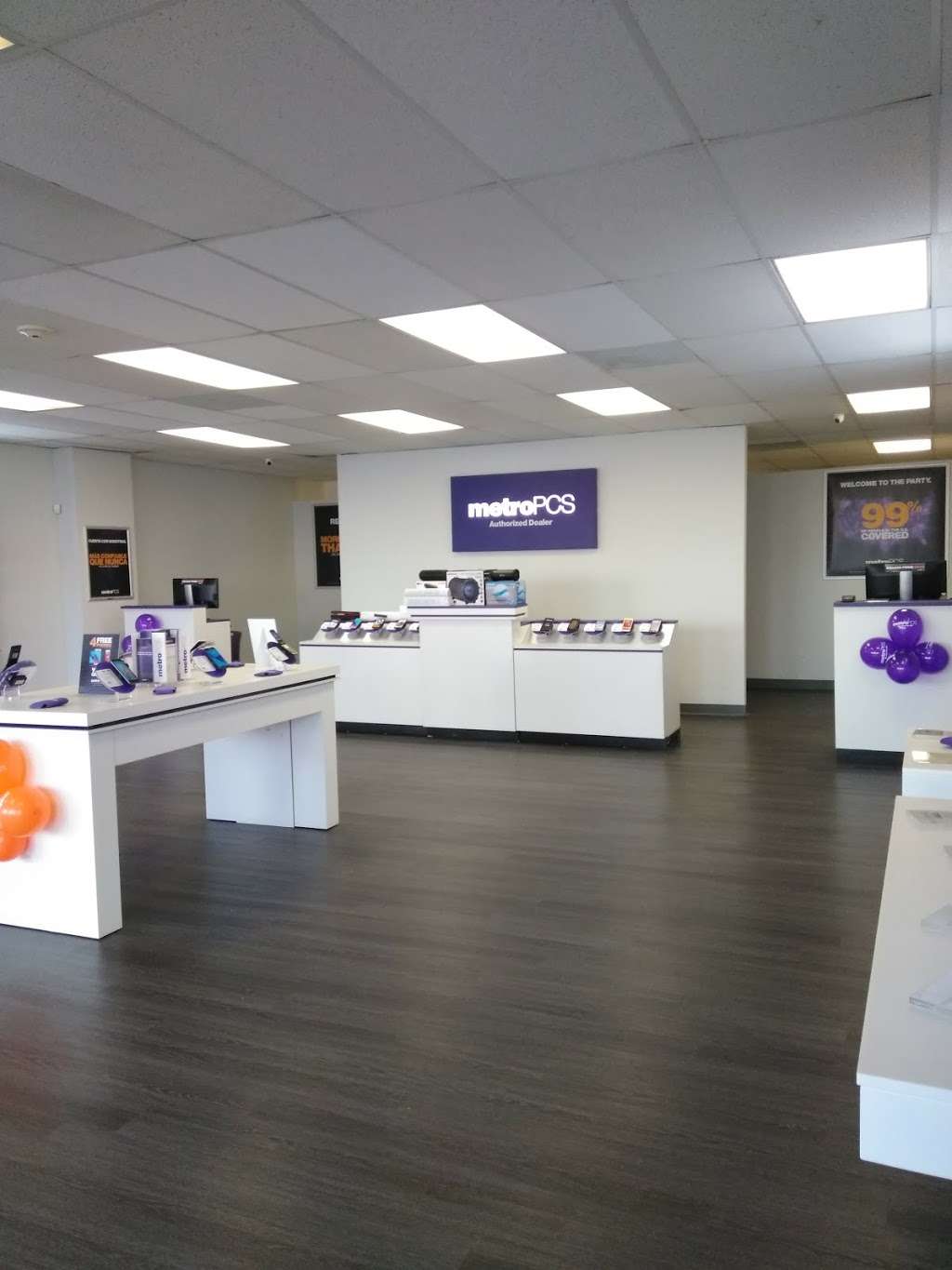 Metro by T-Mobile | 2150 W North Ave, Melrose Park, IL 60160, USA | Phone: (708) 223-0343