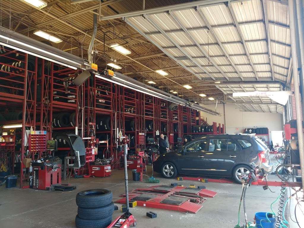 Discount Tire | 230 Douglas Rd, Oswego, IL 60543, USA | Phone: (630) 906-7131