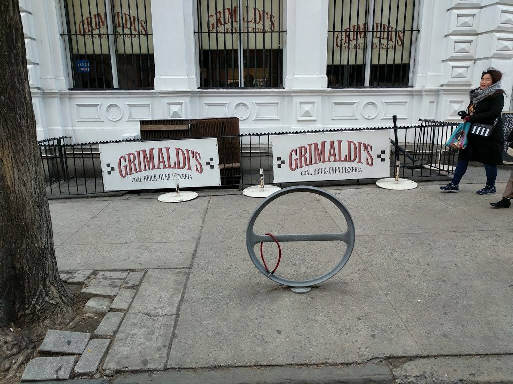 Grimaldis Pizzeria | 1 Front St, Brooklyn, NY 11201, USA | Phone: (718) 858-4300