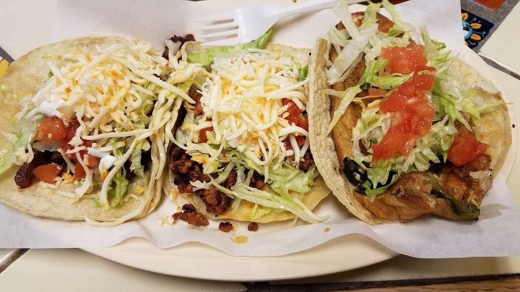 Burrito House | 3547 N Lincoln Ave, Chicago, IL 60657, USA | Phone: (773) 975-6060