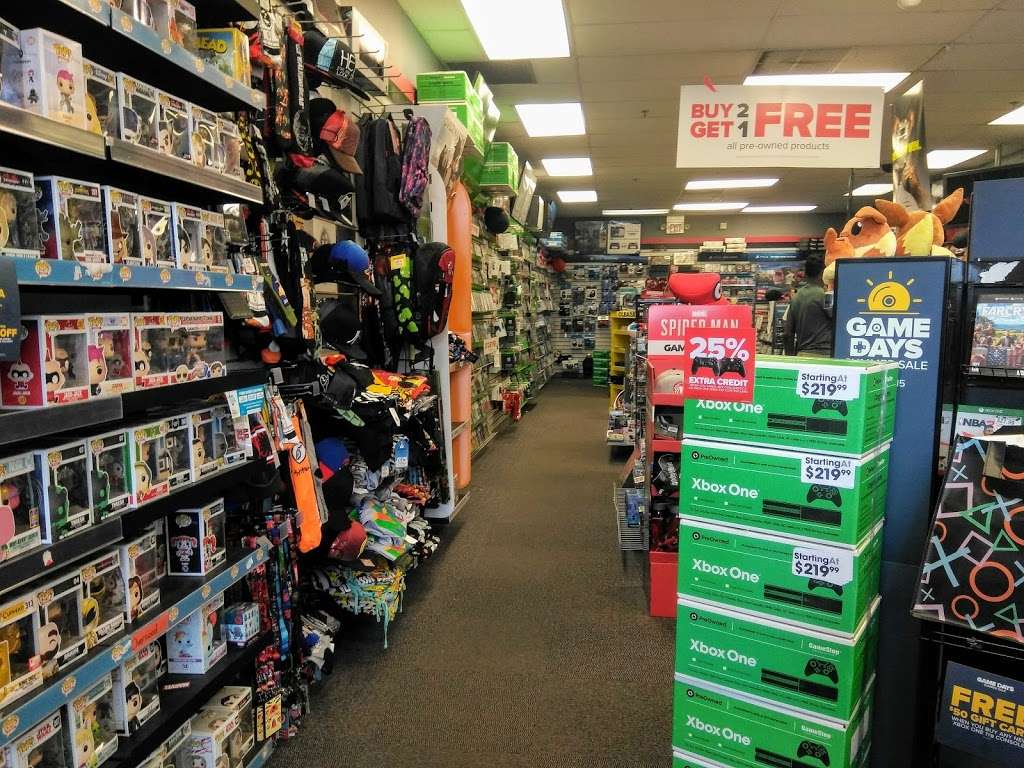 Gamestop 326 Suburban Dr Newark De 19711 Usa - gamestops have a special roblox display with the new