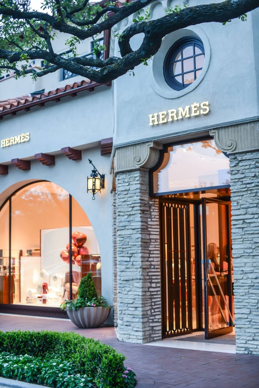 Hermès | 21 Highland Park Village, Dallas, TX 75205, USA | Phone: (214) 528-0197