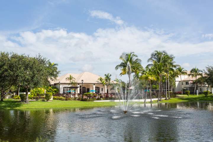 Vista Lago Apartments | 3130 N Jog Rd, West Palm Beach, FL 33411, USA | Phone: (561) 277-3054