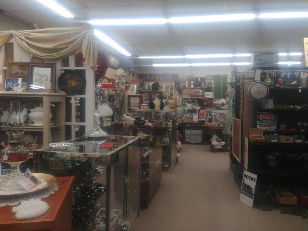 Antiques of Winfield | 27W461 Beecher Ave, Winfield, IL 60190, USA | Phone: (630) 665-2525