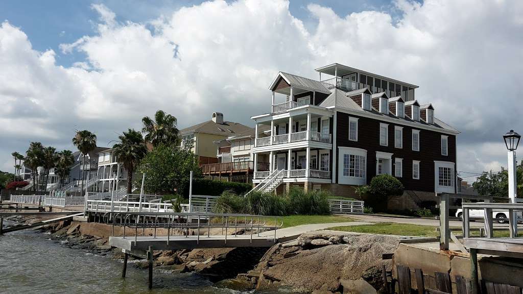 Captains Quarters | 701 Bay Ave, Kemah, TX 77565, USA | Phone: (281) 334-4141