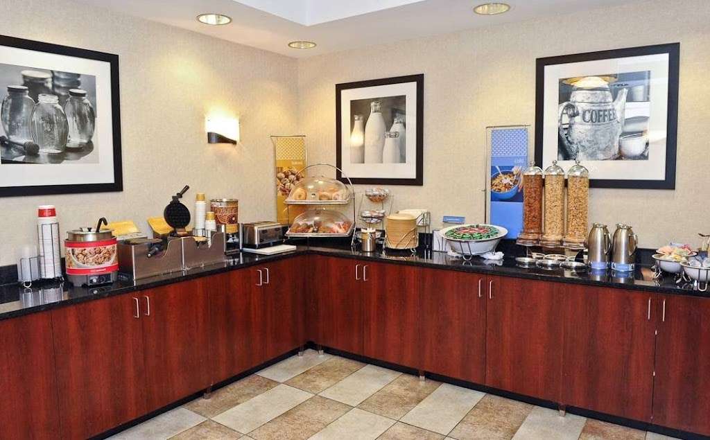 Hampton Inn Chicago Elgin / I-90 | 405 Airport Rd, Elgin, IL 60123 | Phone: (847) 931-1940