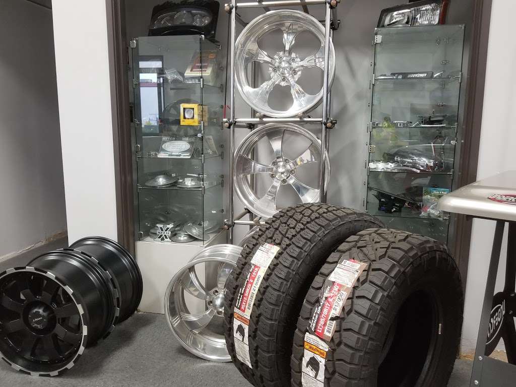 Traders Truck Accessorie | 5152 Commerce Dr, Baldwin Park, CA 91706 | Phone: (562) 204-2044