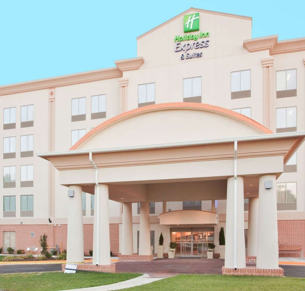 Holiday Inn Express & Suites Fredericksburg | 560 Warrenton Rd, Fredericksburg, VA 22406 | Phone: (540) 479-8000