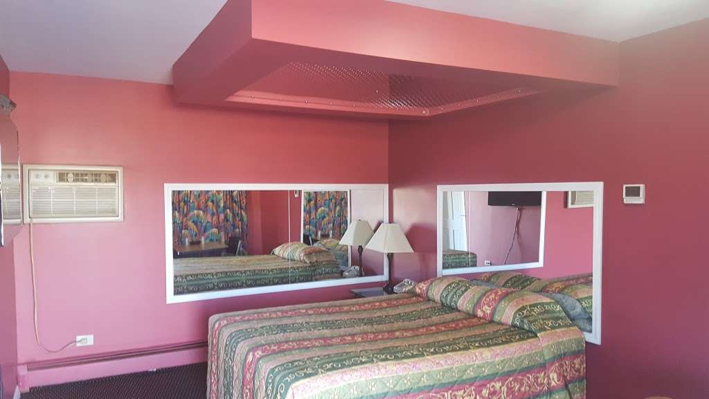 Sharns Motel | 7240 SW Hwy, Worth, IL 60482 | Phone: (708) 448-3886