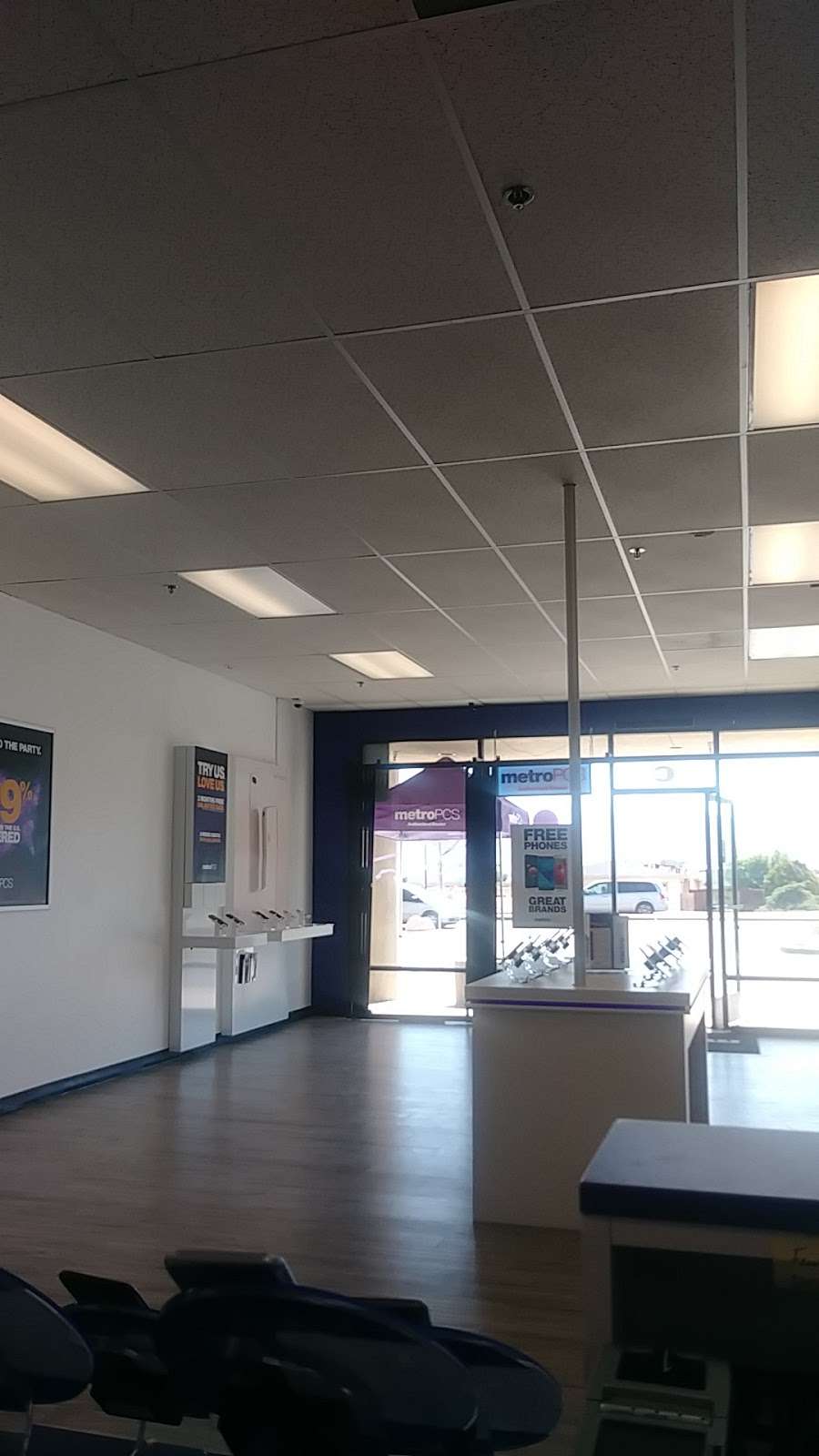 Metro by T-Mobile | 13534 Navajo Rd Ste C, Apple Valley, CA 92308, USA | Phone: (760) 247-2244