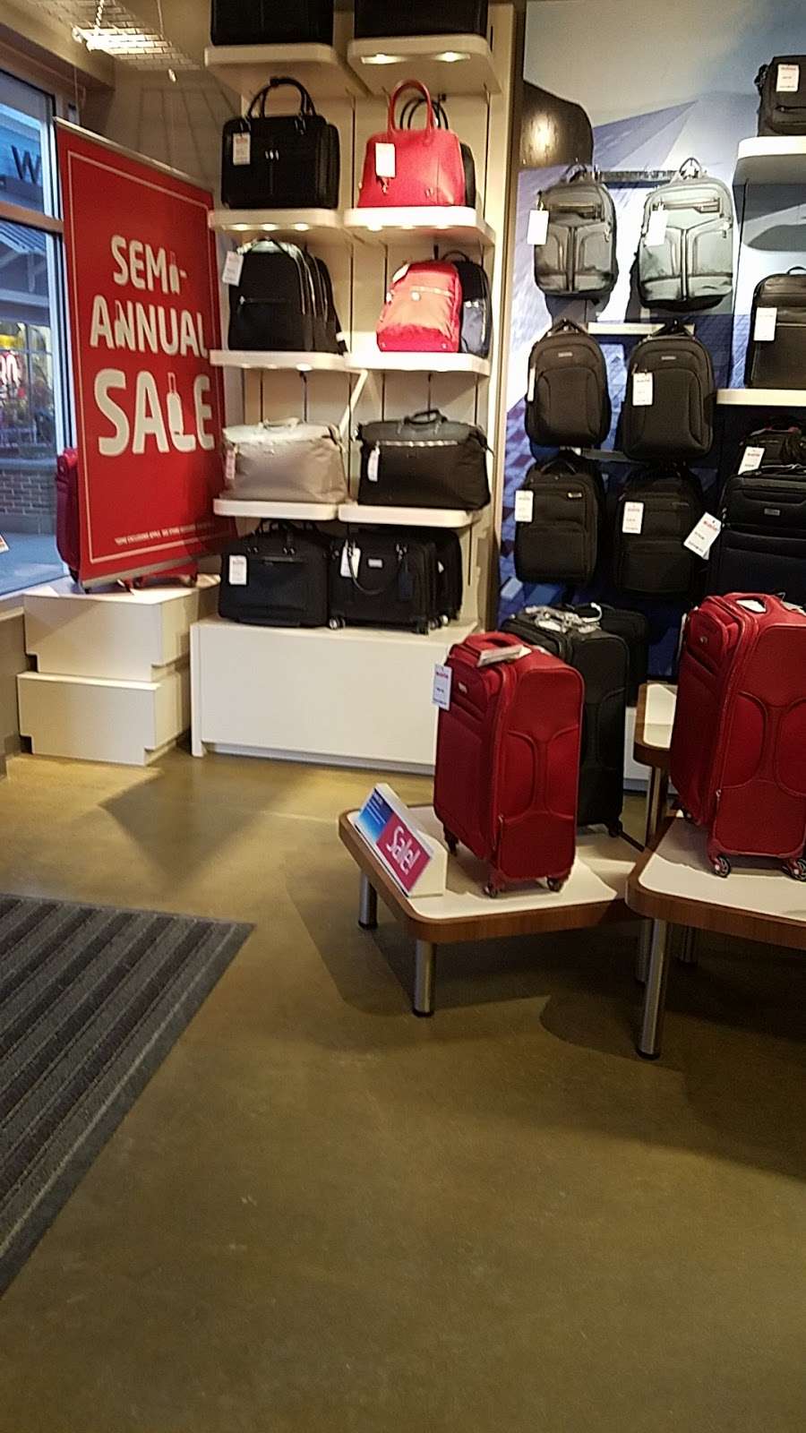 Samsonite | Merrimack Premium Outlets, 80 Premium Outlets Blvd #381, Merrimack, NH 03054 | Phone: (603) 424-7757