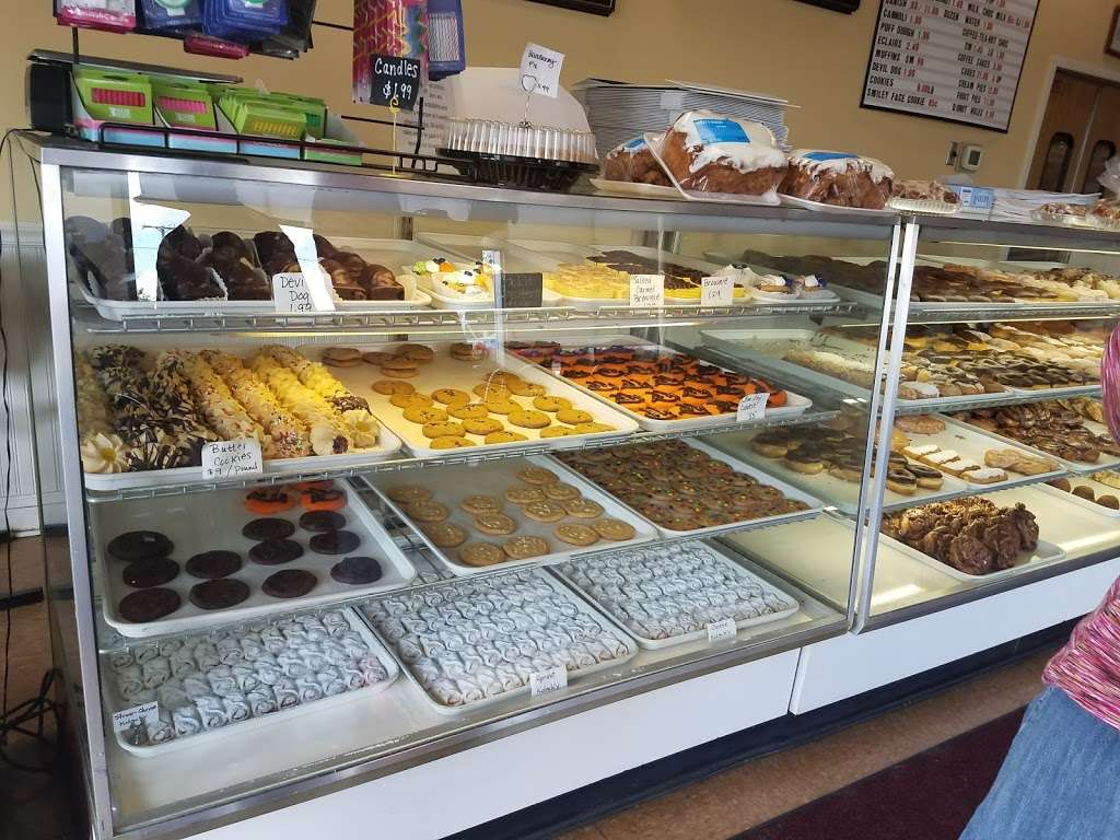 Henzes Bakery | 2105 Calumet Ave, Valparaiso, IN 46383, USA | Phone: (219) 464-1511