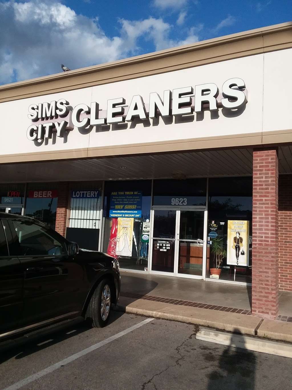 Sims City Cleaners Inc | 9623 Hillcroft St, Houston, TX 77096, USA | Phone: (713) 721-3100