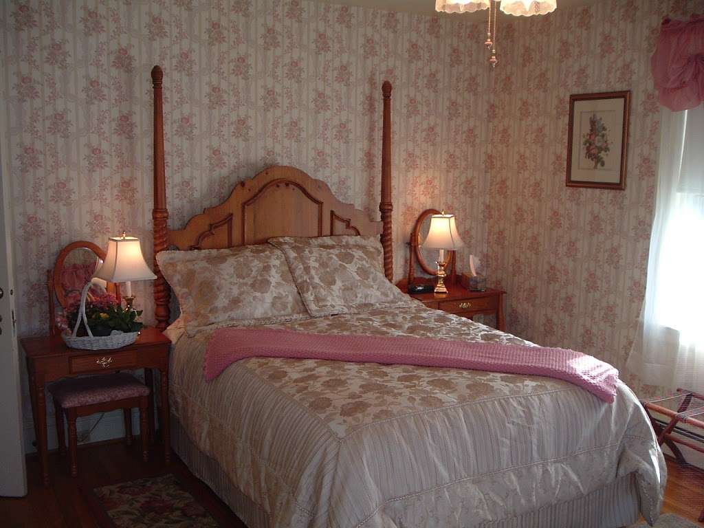 Lillies Garden B & B | 65 Norland Ave, Chambersburg, PA 17201, USA | Phone: (717) 261-6593