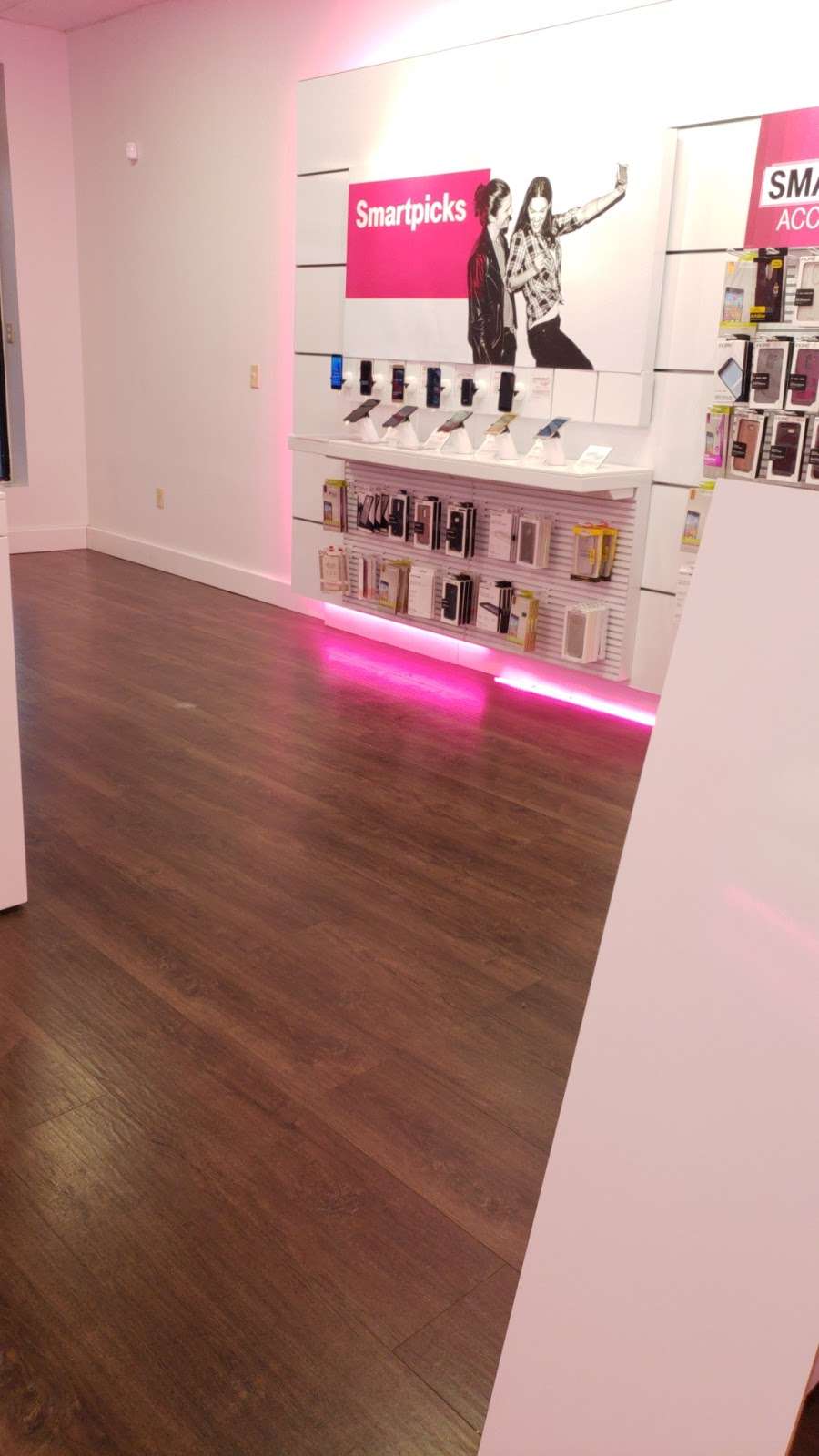 T-Mobile | 11 Main St #15, Hellertown, PA 18055, USA | Phone: (484) 207-0033