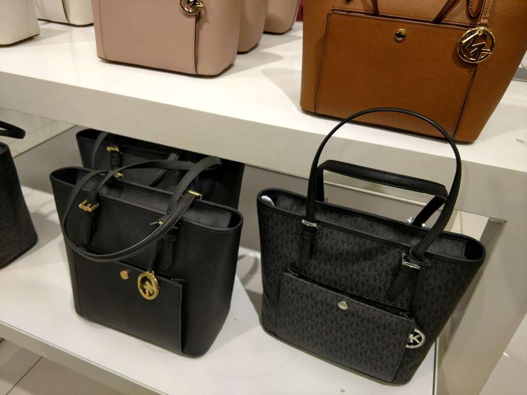 Michael Kors Outlet | 2796 Tanger Way #315, Barstow, CA 92311, USA | Phone: (760) 253-3200