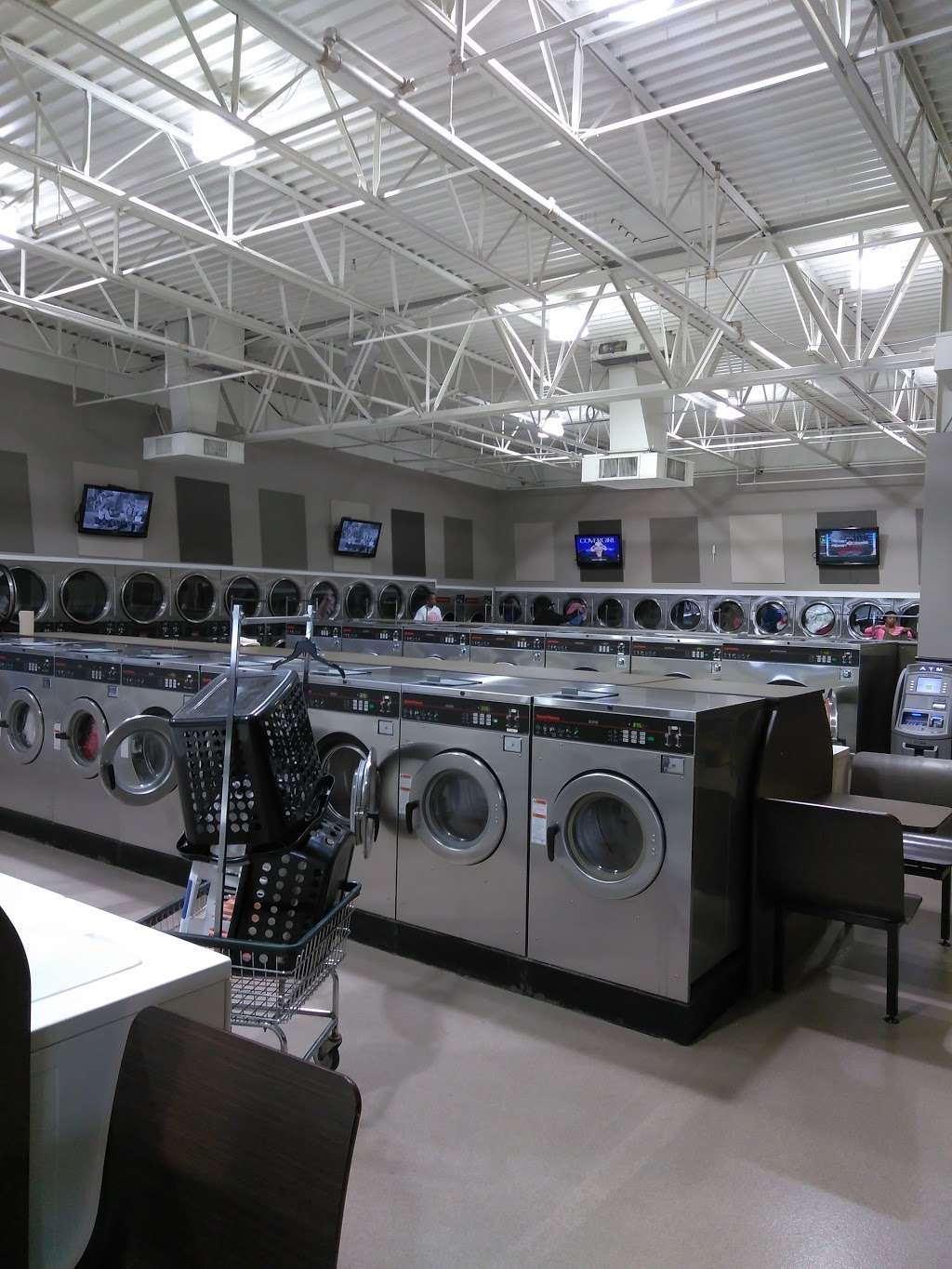 Laundry & Tan Connection | 5676 Georgetown Rd, Indianapolis, IN 46254, USA | Phone: (317) 536-1575