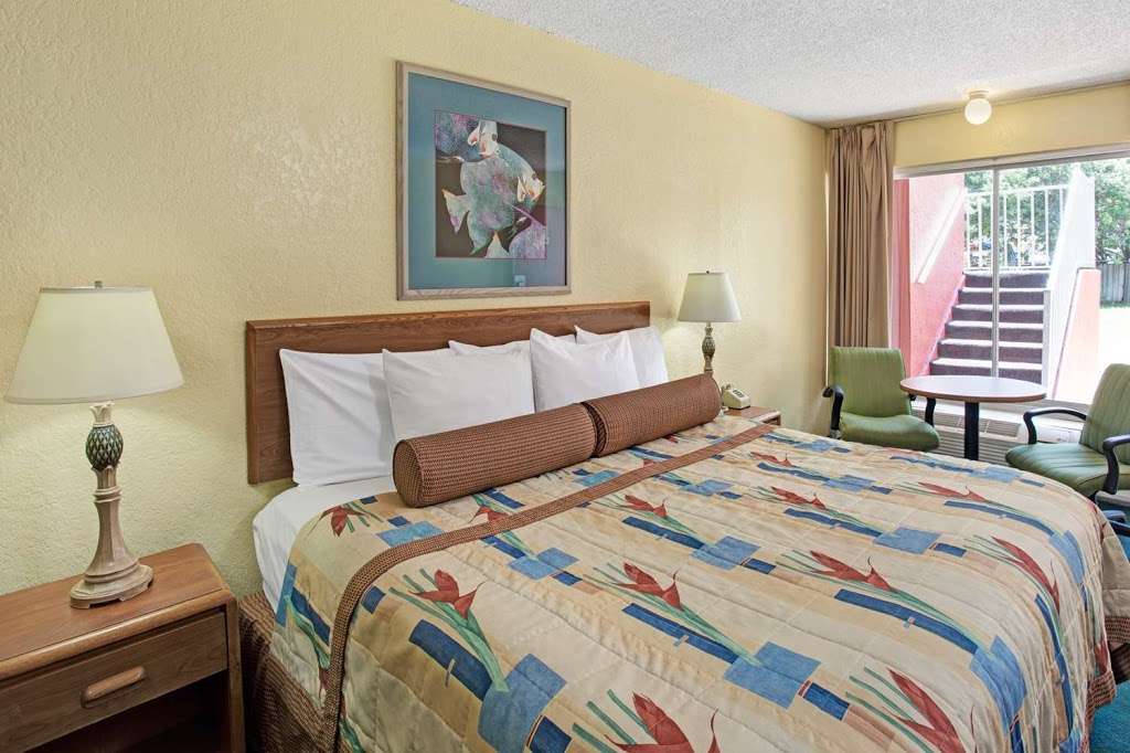 Days Inn by Wyndham Cocoa Cruiseport West At I-95/524 | 5600 FL-524, Cocoa, FL 32926, USA | Phone: (321) 609-5452