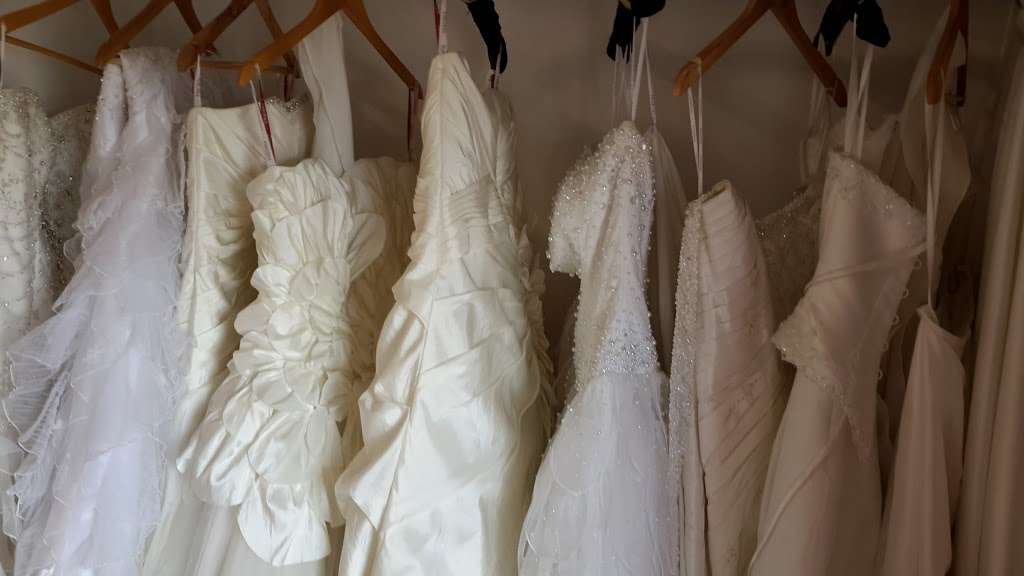 Karens Wedding Studio | HUNTS HILL FARM, Aveley Rd, Upminster RM14 2TG, UK | Phone: 07751 148618