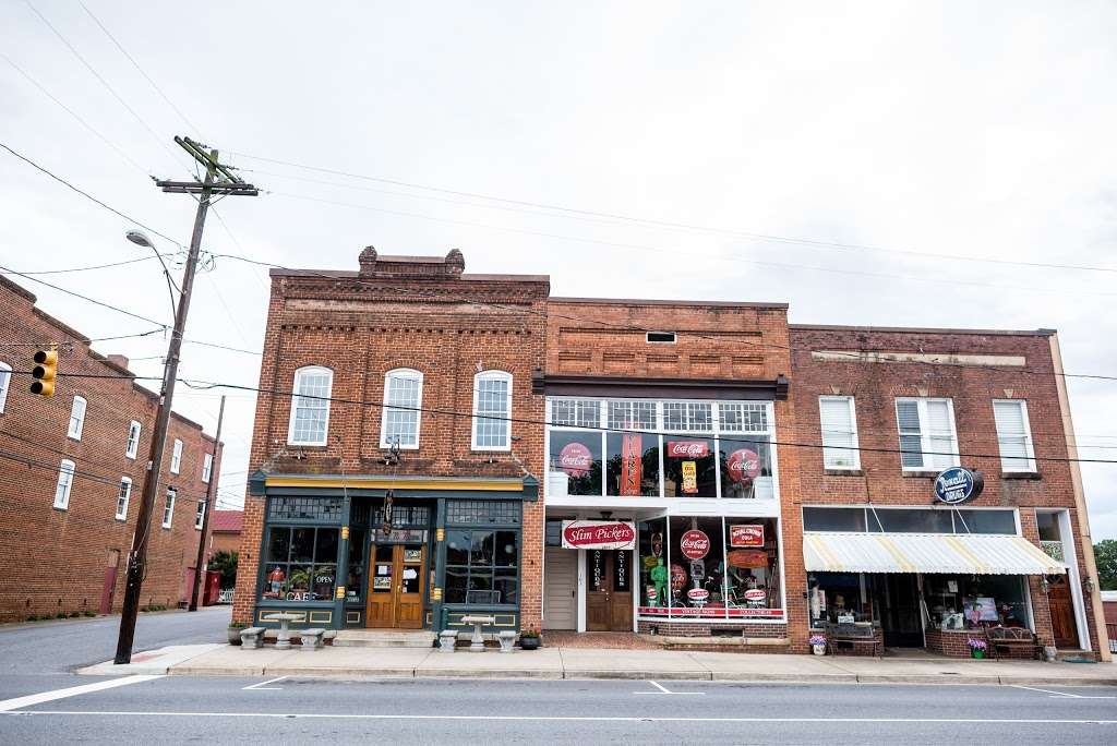 Pops Old Company Store and Tavern | 101 N Main St, Catawba, NC 28609, USA | Phone: (828) 241-4011