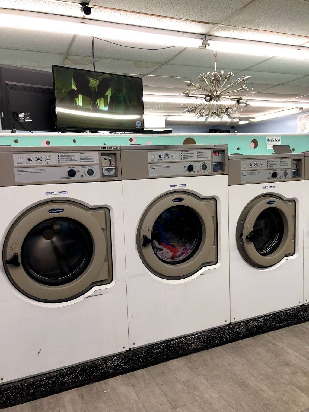 Bubble Room Laundromat - Mission - laundry  | Photo 4 of 10 | Address: 5050 Lamar Ave, Mission, KS 66202, USA | Phone: (913) 236-9274