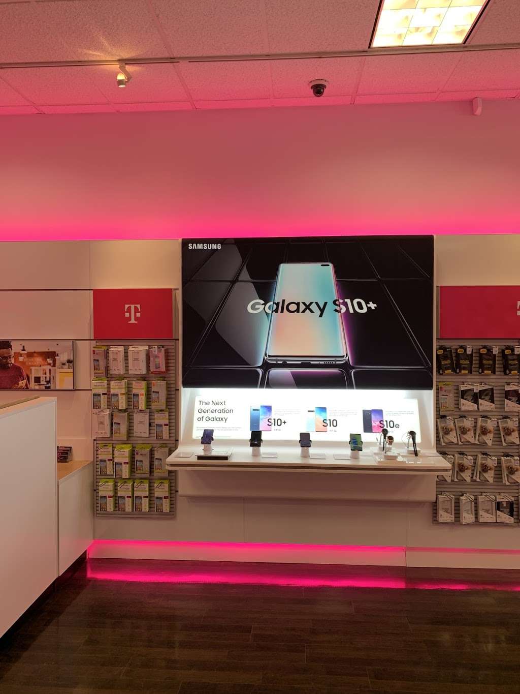 T-Mobile | 1451 E 53rd St, Chicago, IL 60615, USA | Phone: (773) 752-6015