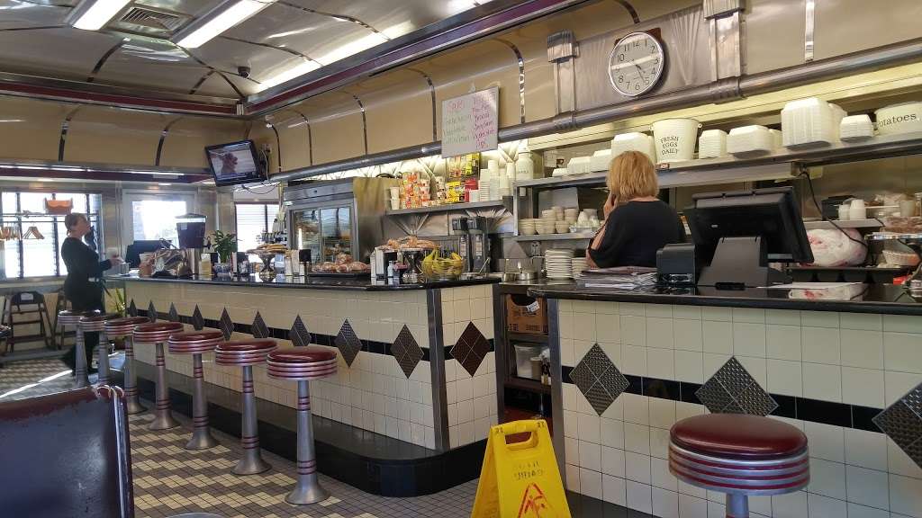 Colonial Diner | 27 Orient Way, Lyndhurst, NJ 07071, USA | Phone: (201) 935-3192