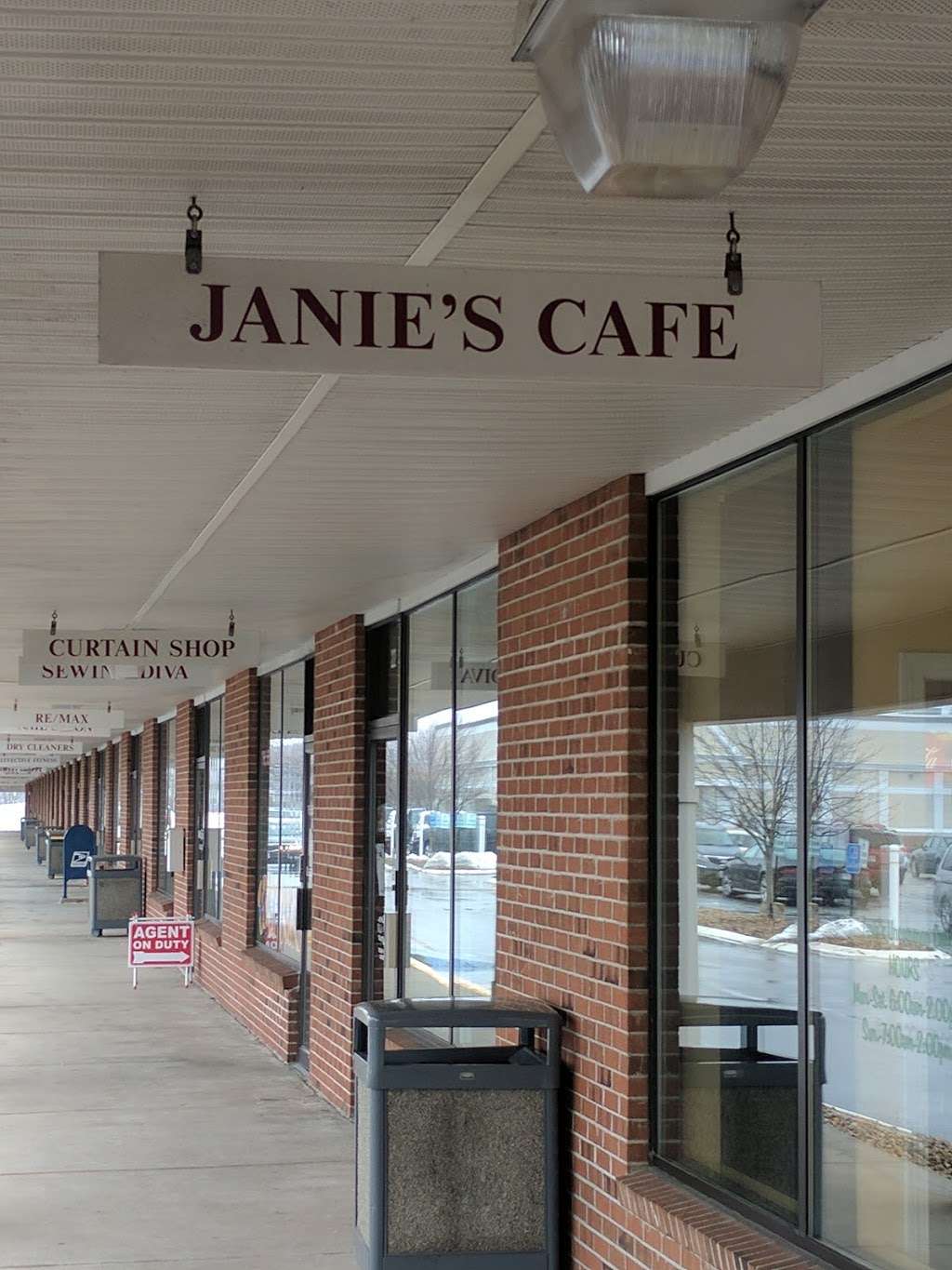 Janies Uncommon Cafe | 123 Nashua Rd, Londonderry, NH 03053, USA | Phone: (603) 432-3100