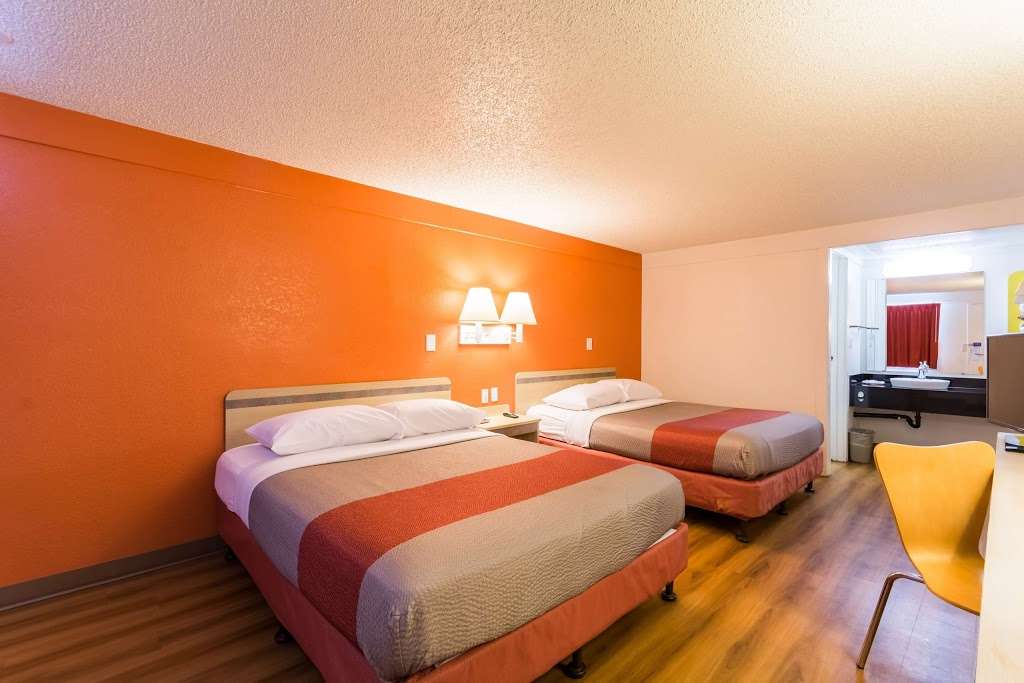 motel 6 philadelphia airport essington 43 industrial hwy essington pa 19029 usa