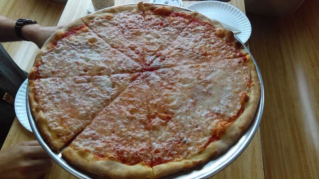 Carmnuccios Pizza | 76 S Main St, Newtown, CT 06470, USA | Phone: (203) 364-1133