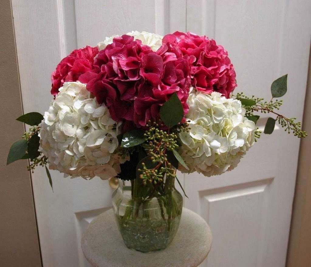 Lake Forest Donnas Custom Flowers | 1161 N Edgewood Rd, Lake Forest, IL 60045 | Phone: (847) 892-6442