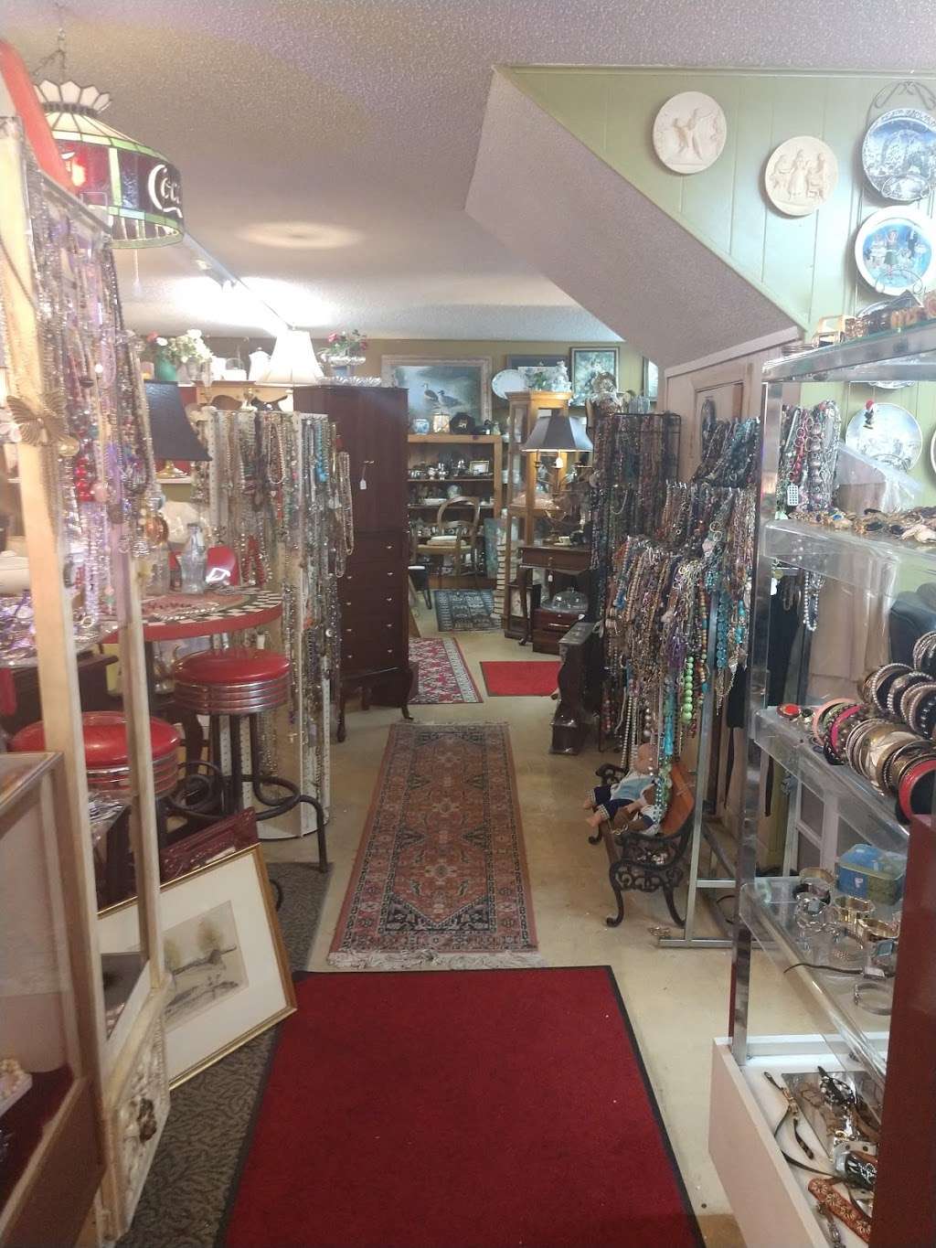 Antiques & Decor | 3202 S Main St, Stafford, TX 77477 | Phone: (281) 499-9669