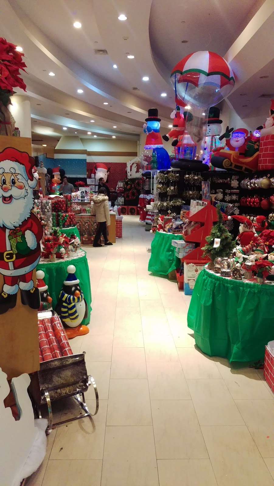 Everything Christmas | Airport Plaza Blvd, Farmingdale, NY 11735, USA