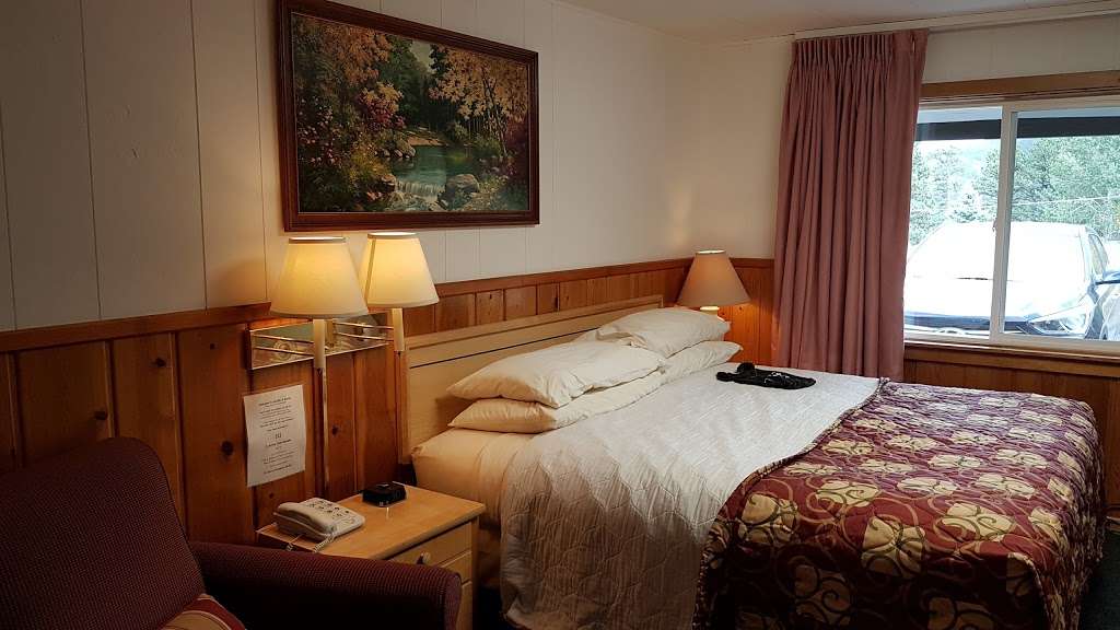 Saddle & Surrey Motel | 1341 S St Vrain Ave, Estes Park, CO 80517, USA | Phone: (970) 586-3326