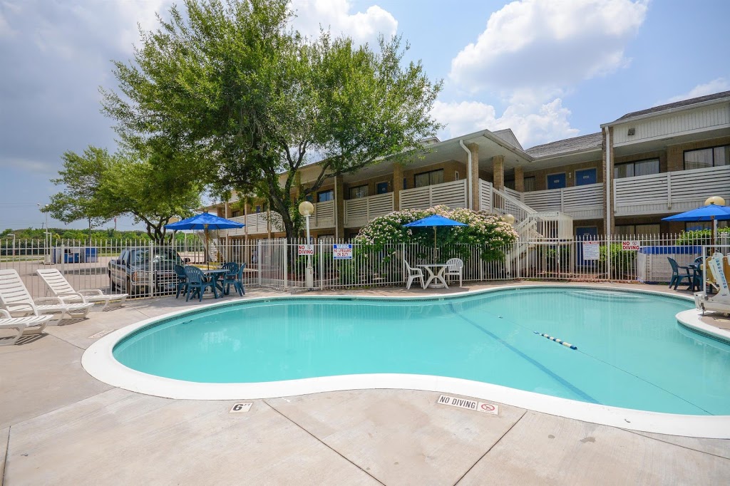 Motel 6 Houston - Baytown East | 8911 TX-146, Baytown, TX 77523, USA | Phone: (281) 691-6650