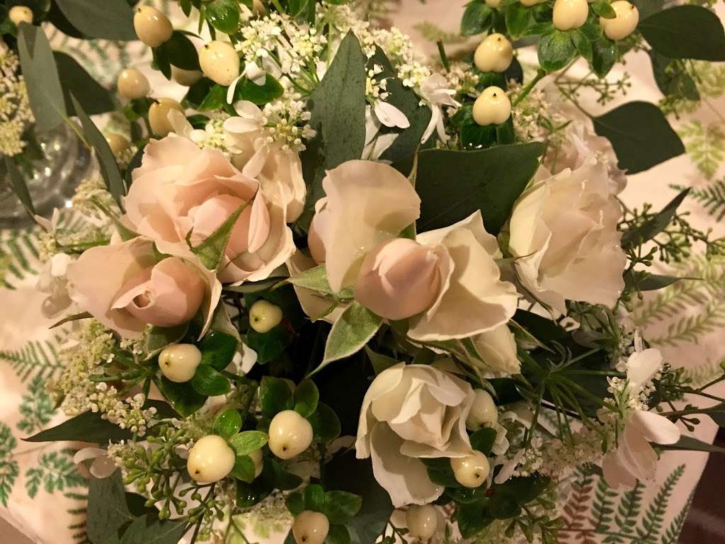 Rose and Twig Floral Design | W1196 Wolf Way, Mukwonago, WI 53149, USA | Phone: (262) 470-5485