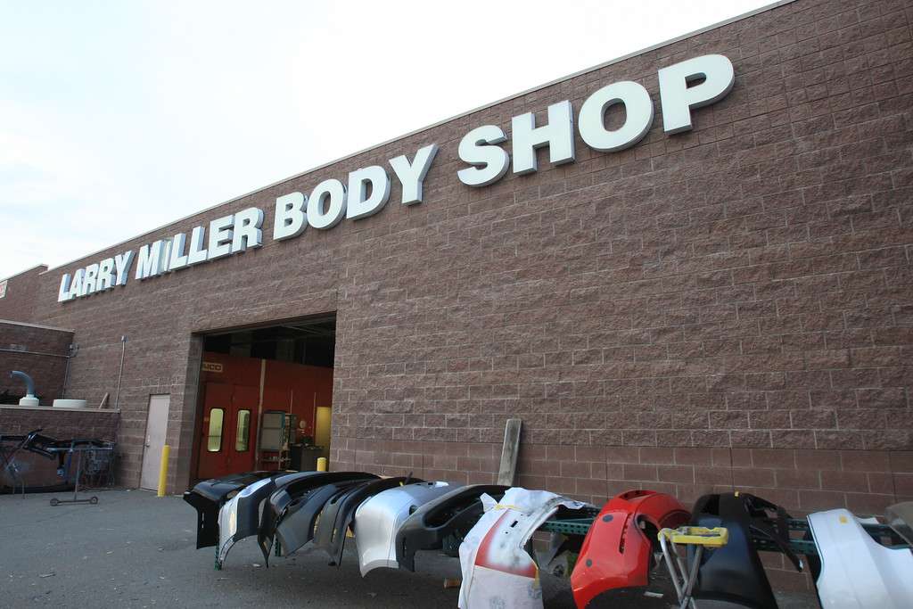 Larry H. Miller Collision Center Peoria | 17295 N 84th Ave, Peoria, AZ 85382, USA | Phone: (623) 815-2280